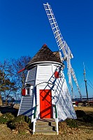 D5C_5018 Yorktown windmill next to the Waterman's Museum